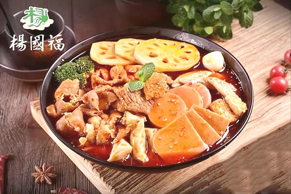 麻辣烫之王杨国福：一年卖出2亿碗，靠“一碗汤”干翻川渝麻辣烫